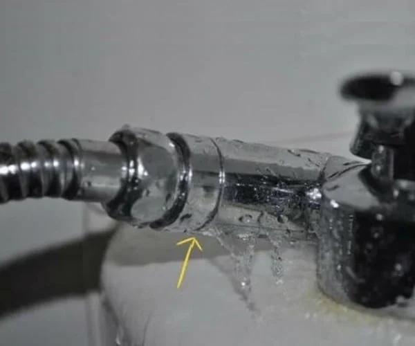 voi-nuoc-inox-bi-gay (1)